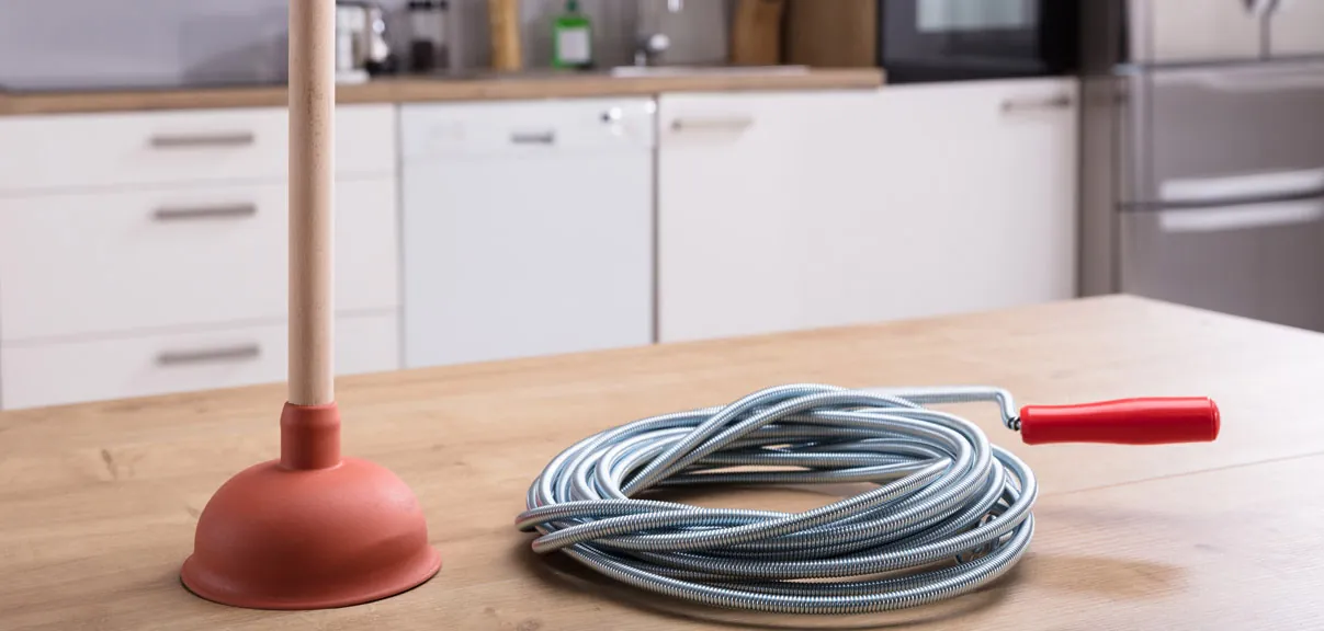 Fichoir métallique flexible et ventouse pour le débouchage de drain